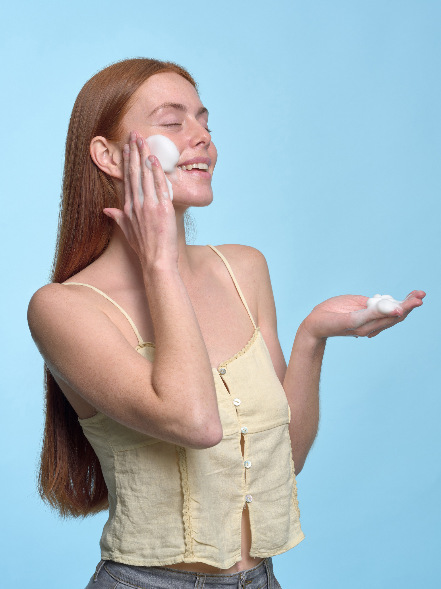Mujer limpiando el rostro